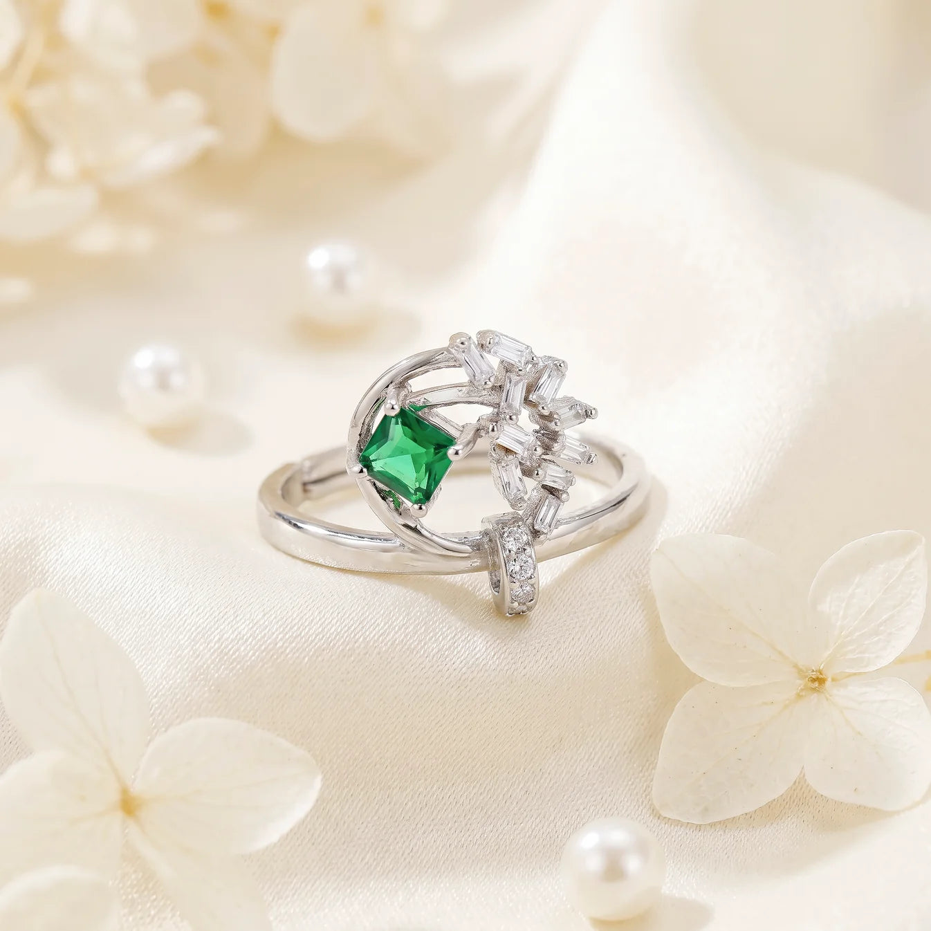 AYMI Ring Anti-Tarnish Leafy Emerald Bypass (Adjustable Size)