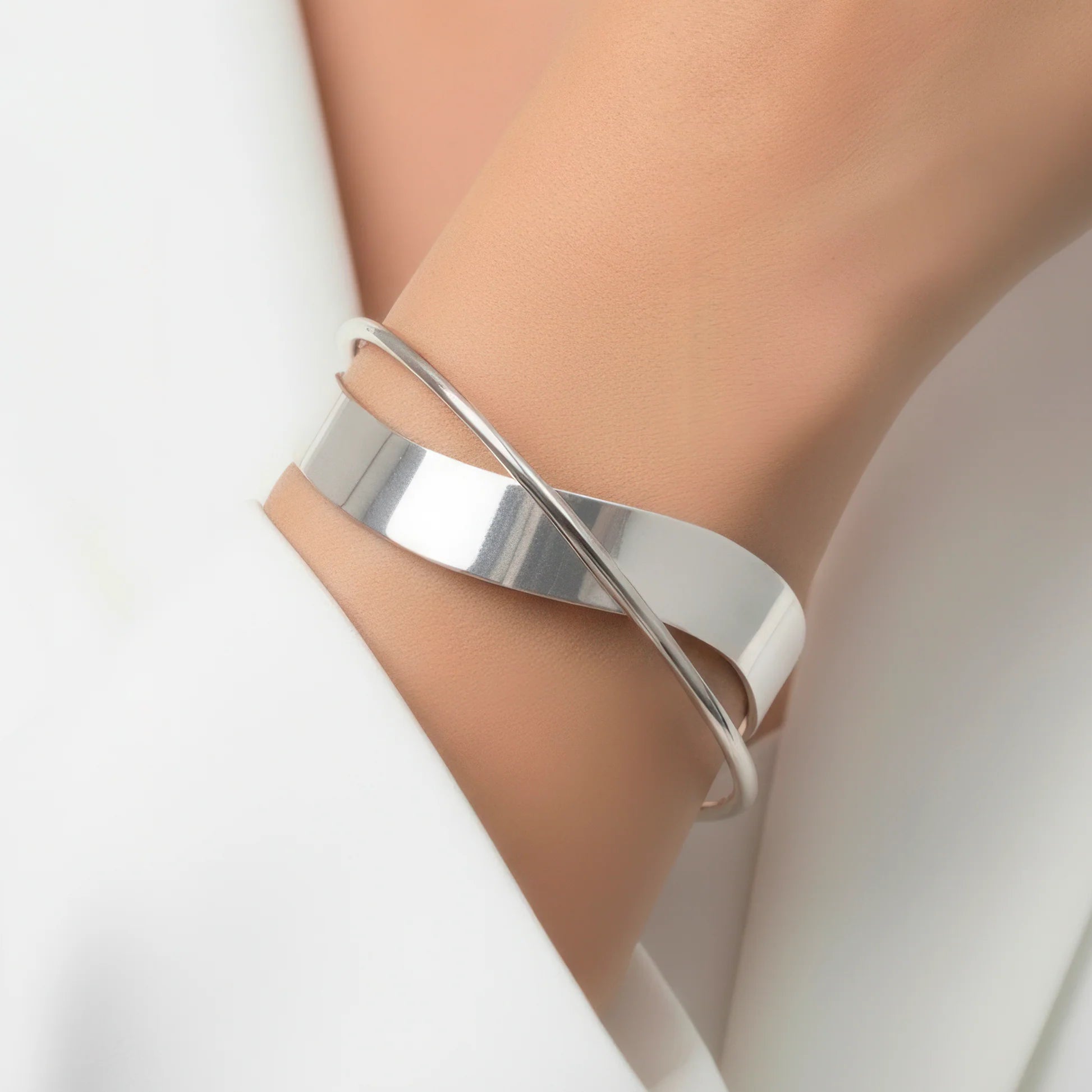 AYMI Bracelet Anti-Tarnish Metallic Silver Bangle (Adjustable Size)