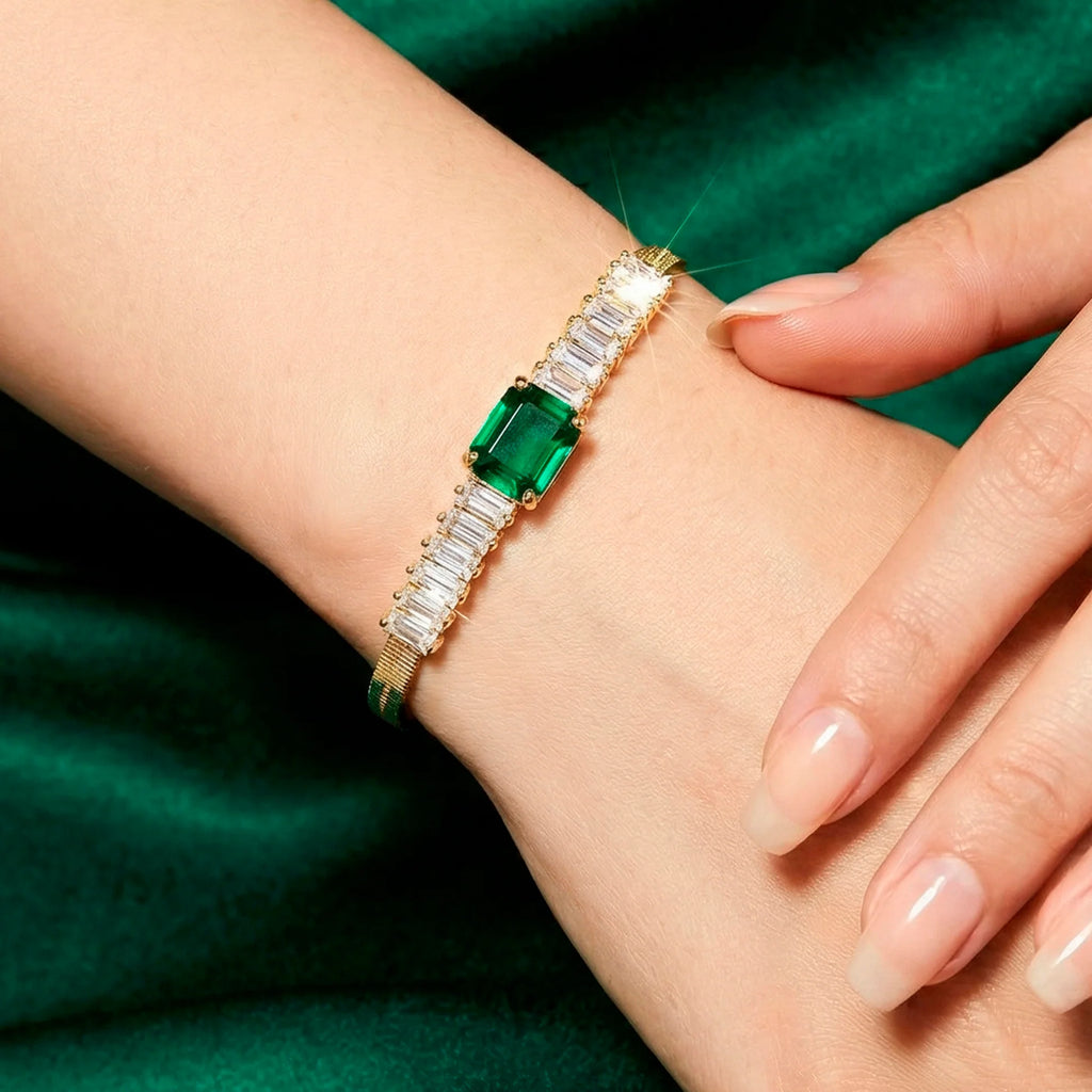 AYMI Bracelet Anti-Tarnish
Baguette Green Stone Chain
(Adjustable Size)
