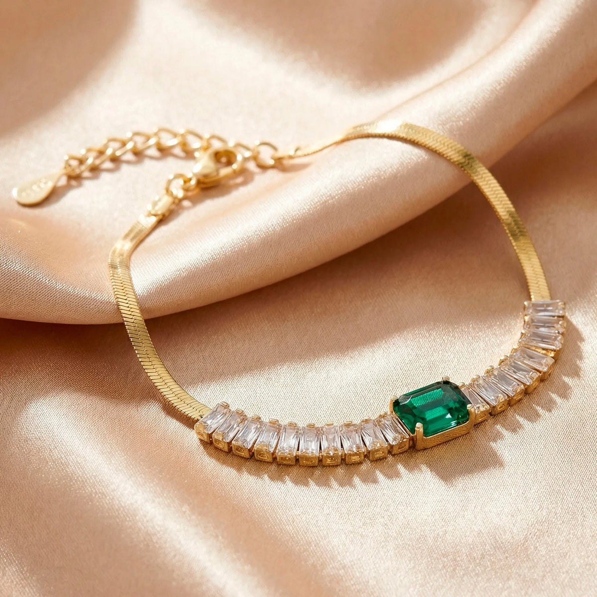 AYMI Bracelet Anti-Tarnish
Baguette Green Stone Chain
(Adjustable Size)