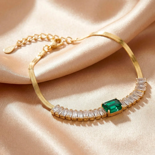 AYMI Bracelet Anti-Tarnish
Baguette Green Stone Chain
(Adjustable Size)