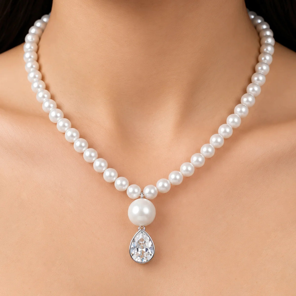 AYMI Necklace Elegant Pearls &
Crystal Pendant