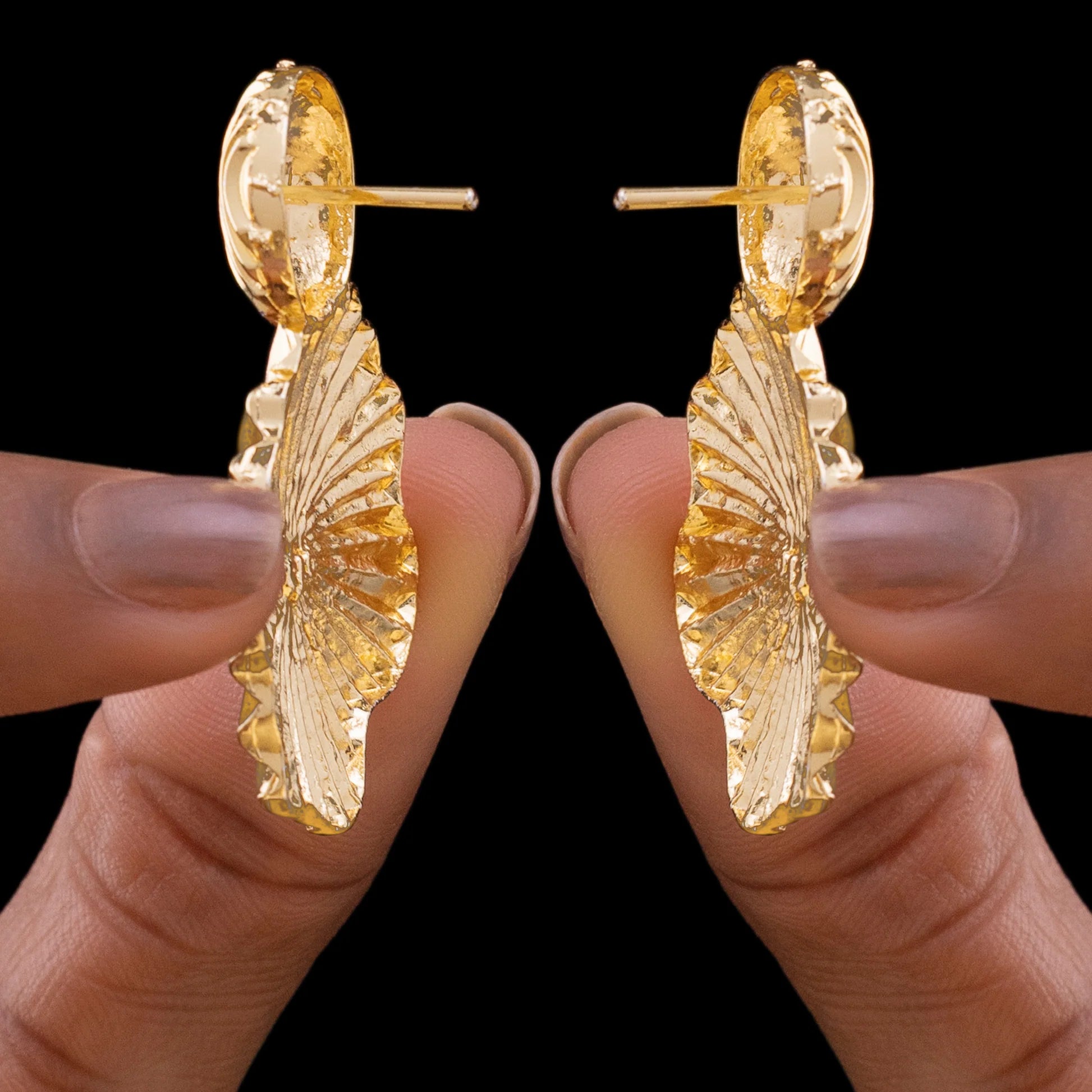 AYMI Earrings Anti-Tarnish Conch Shell Dangles With Round Tops