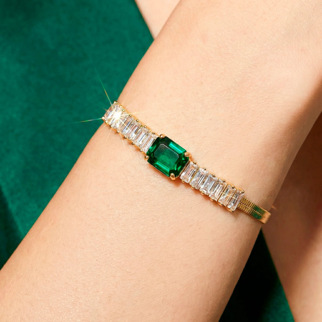 AYMI Bracelet Anti-Tarnish
Baguette Green Stone Chain
(Adjustable Size)