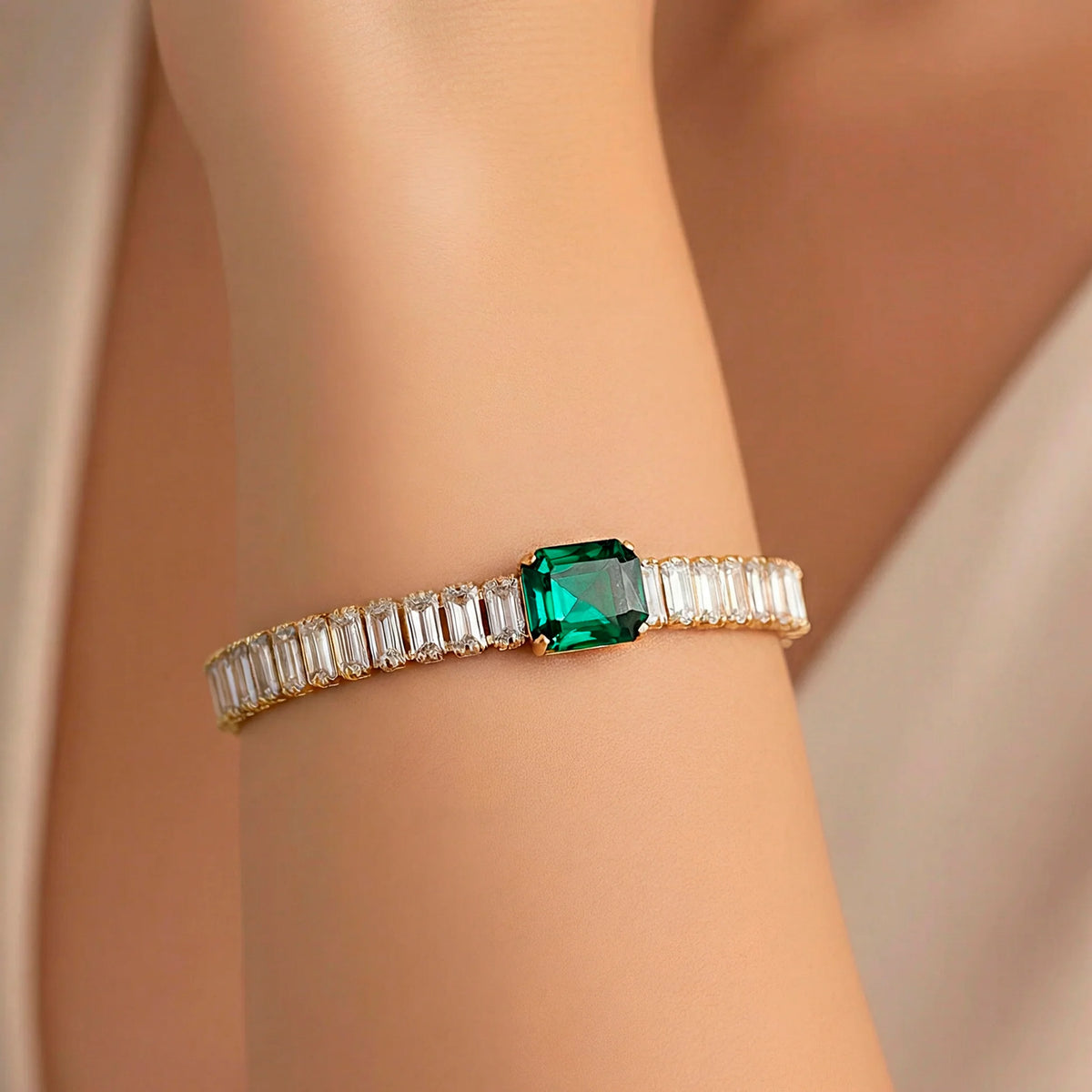 AYMI Bracelet Anti-Tarnish
Baguette Green Stone Chain
(Adjustable Size)